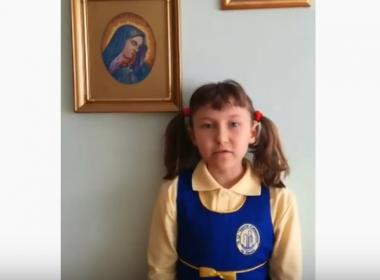 Второкласничката Даниела Аугенщайн рецитира в памет на Апостола