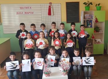 В торбата бръкна баба Марта…