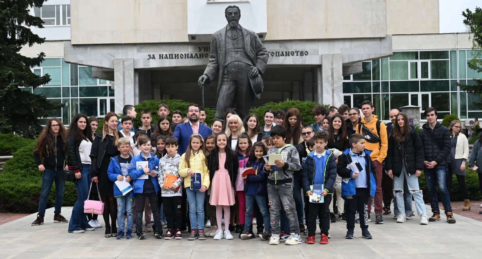 „В нашите детски, чисти очи желание за знание силно блести!“