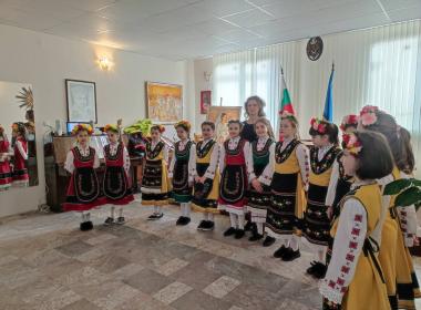 Лазарки от 78. СУ „Христо Смирненски'' поздравиха Район Банкя