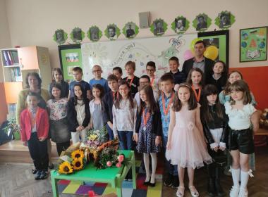 Третокласниците получиха своите удостоверения за успешно завършен клас