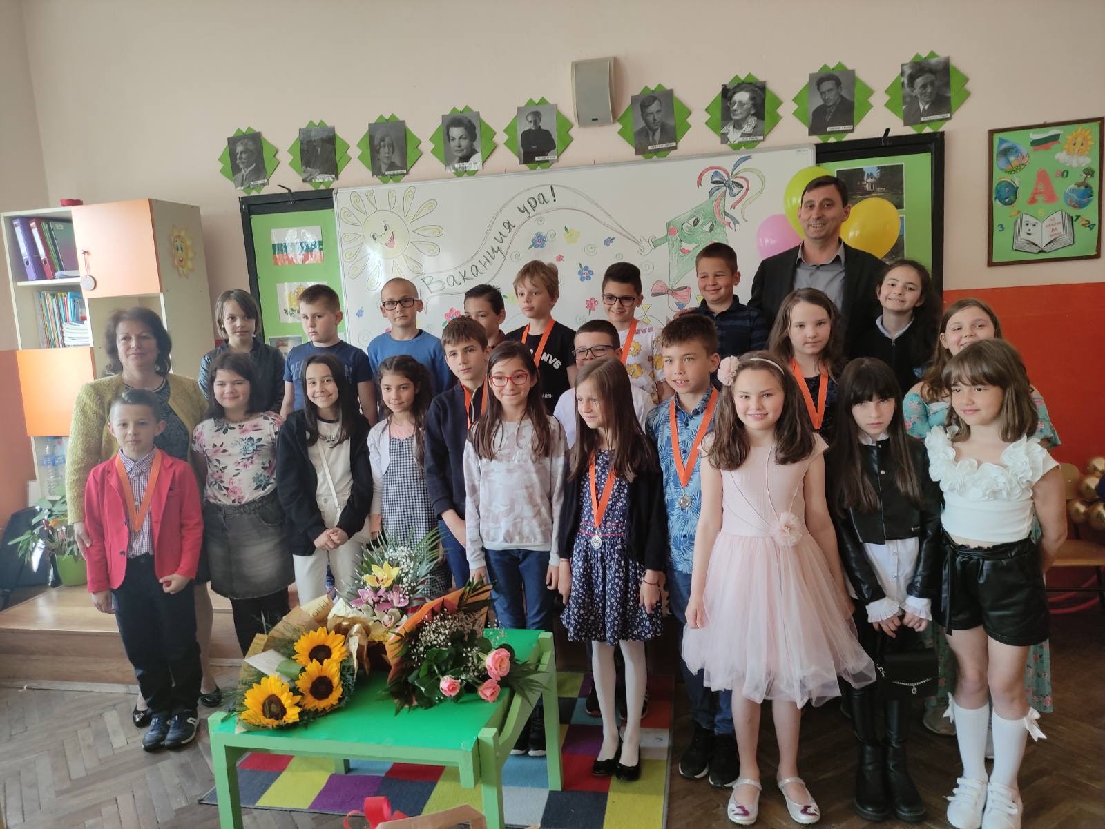 Третокласниците получиха своите удостоверения за успешно завършен клас