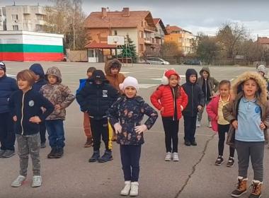 Песни и танци преди занятие