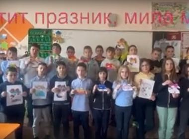 С цветя благодаря ти, мамо!