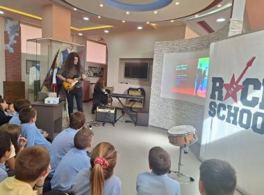 Учителите от “Rock School” с презентация от популярни инструменти