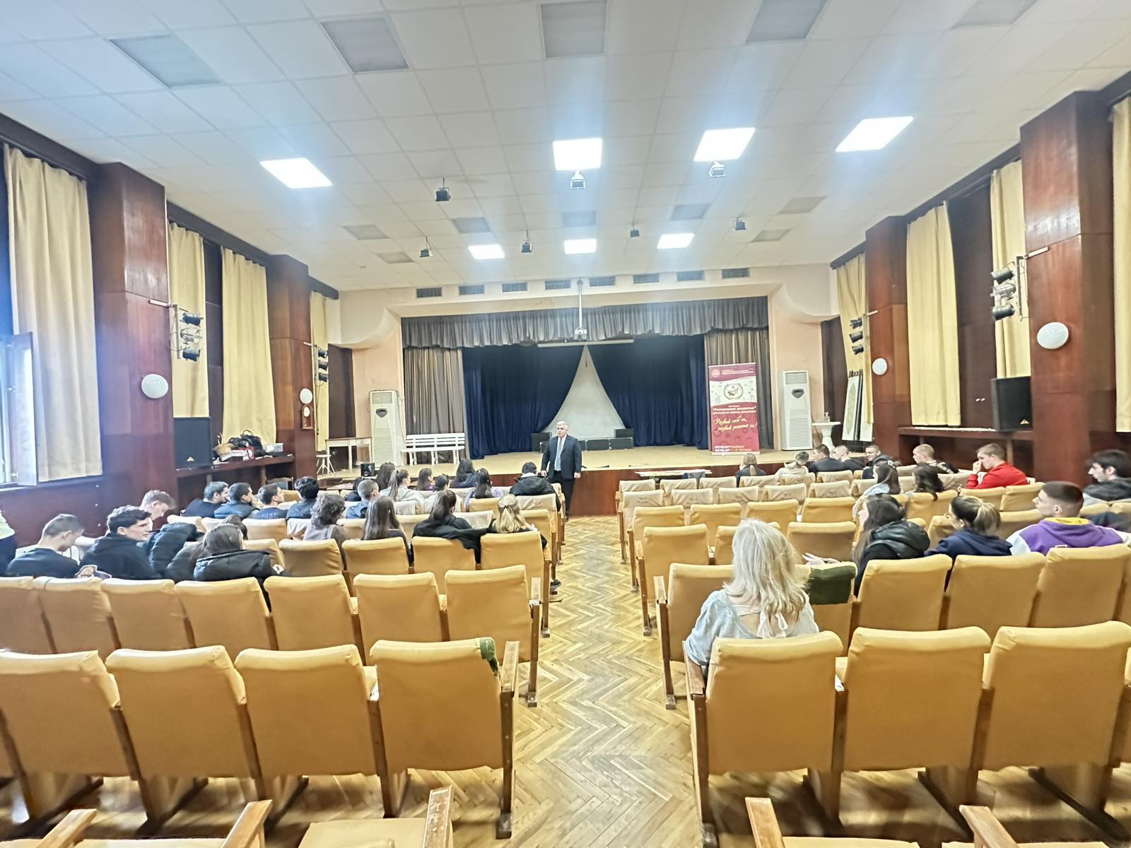 Среща с представители на УНСС